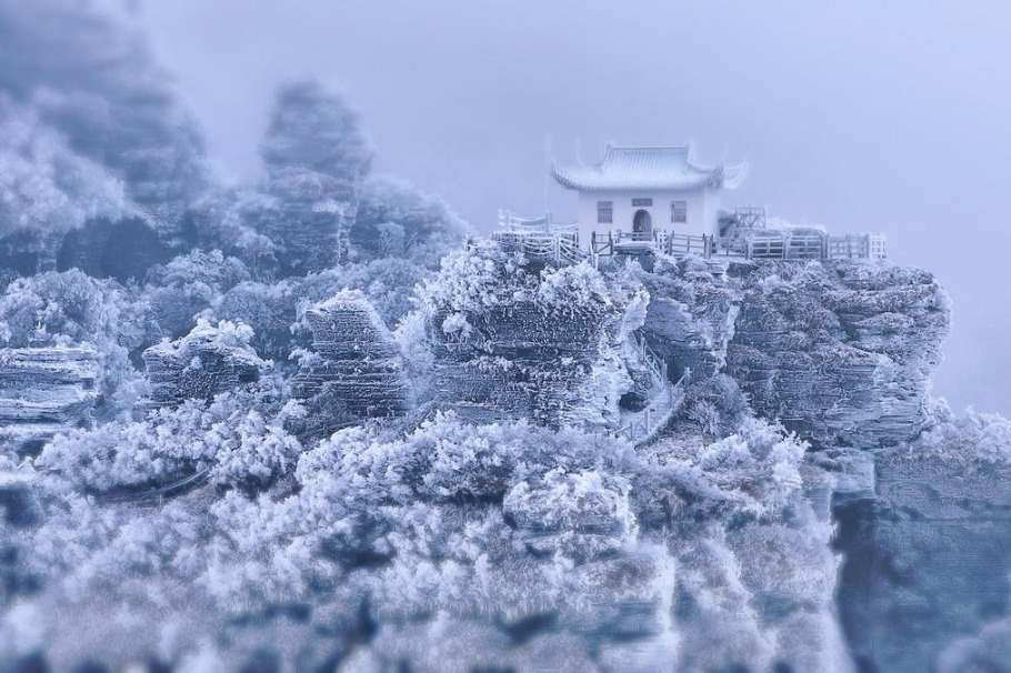 The snowy wonderland of Fanjing Mountain attracts visitors despite coldness