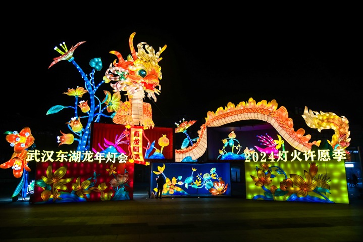 Wuhan Happy Valley celebrates New Year with lantern display