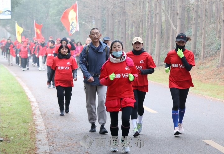 Nantong holds New Year hiking event