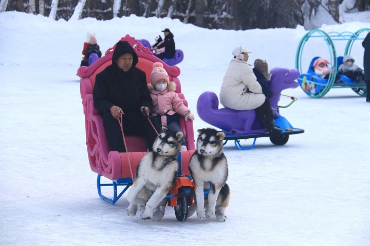 Tourists enjoy snow and ice activities in Xinjiang