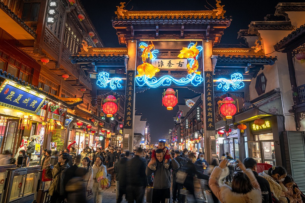 Lanterns light up China's night economy