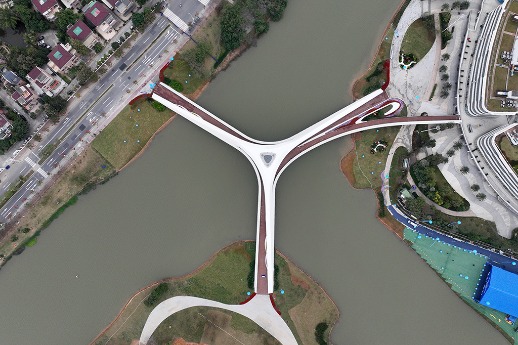 New pedestrian bridge adds to vibe of Guangzhou