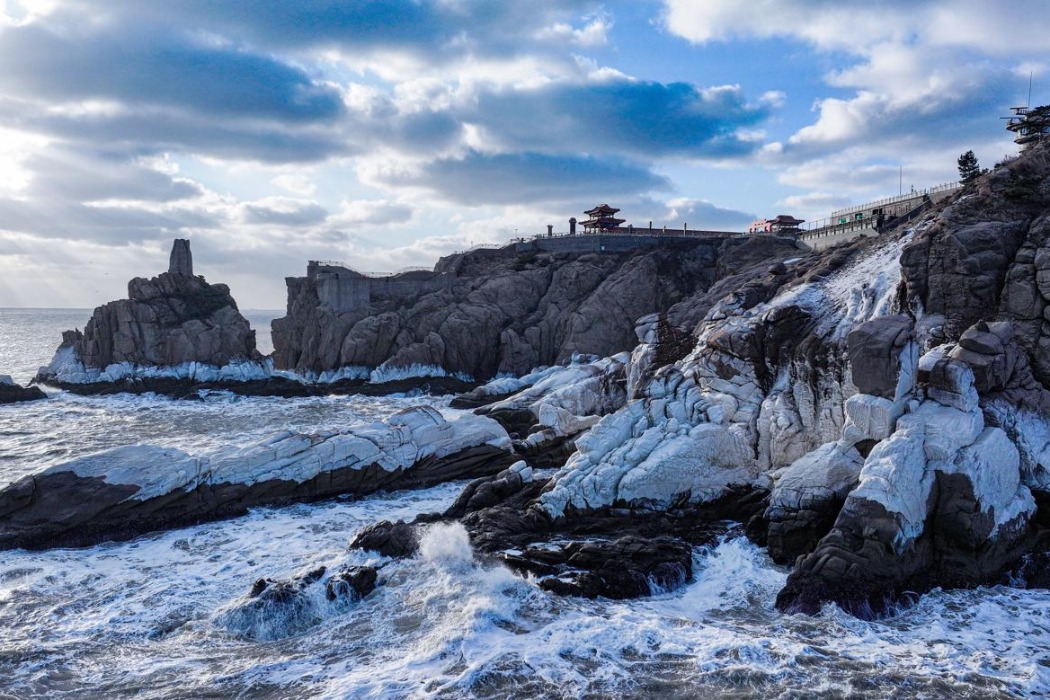 Cold wave turns coastal rocks into icy art