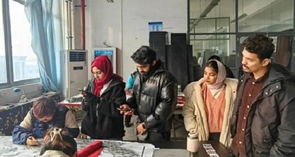 Intl students attracted by Yangzhou lacquerware arts