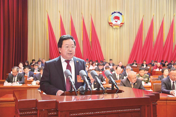 Vice chairmen of CPPCC Baotou Municipal Committee gives report at annual session