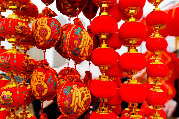 Sea of red fills Spring Festival market in Qingdao