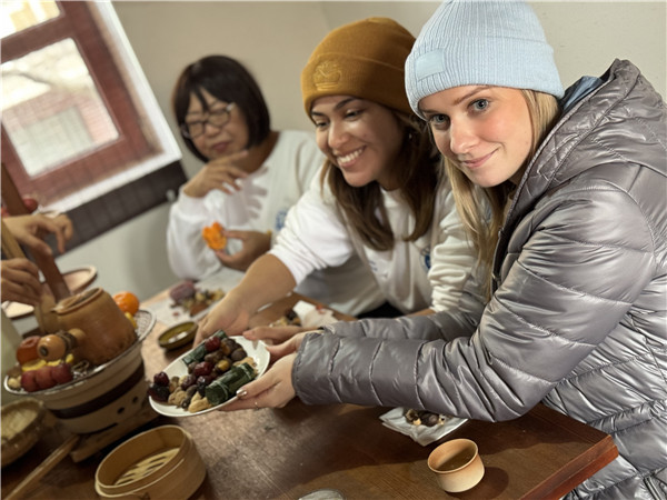US students impressed by traditional Chinese culture in Qingdao