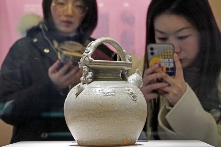 Zhejiang showcases top 100 museum treasures in Spring Festival exhibition