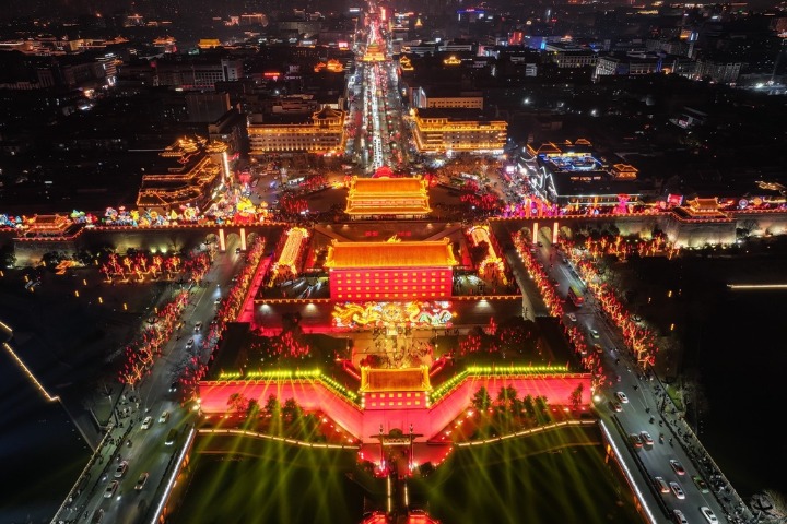 Dazzling nights of Xi’an draw many visitors