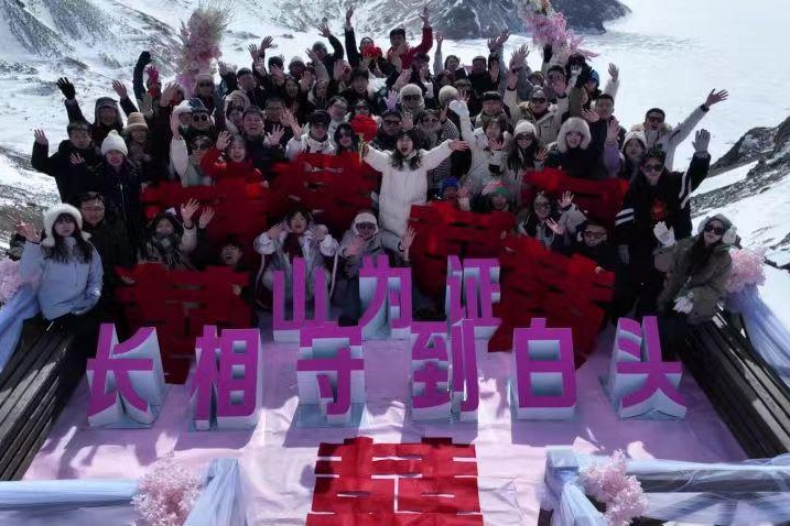 50 young couples declare their love atop Changbai Mountain