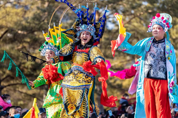Folk performances bring festive mood in Hohhot 
