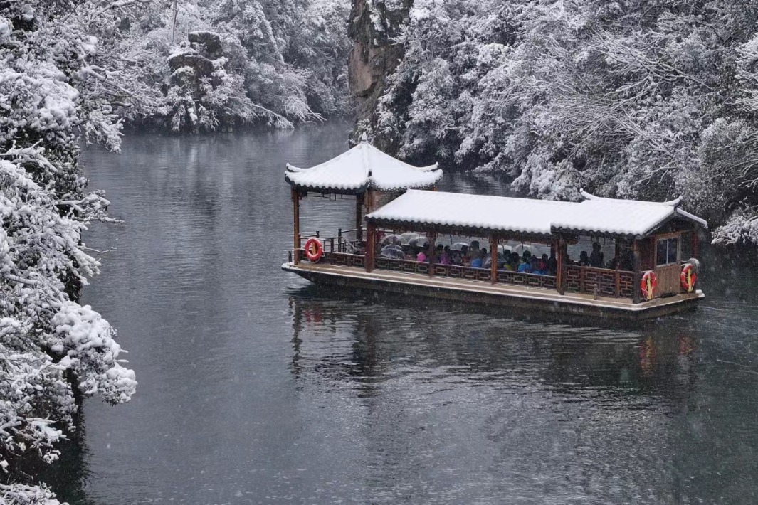 Amid snow, tourists flock to Hunan for winter beauty