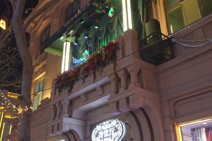 Witness a balcony dance spectacle on Harbin's Central Street