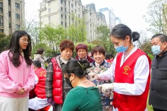 China issues guidelines to enhance management of community workers