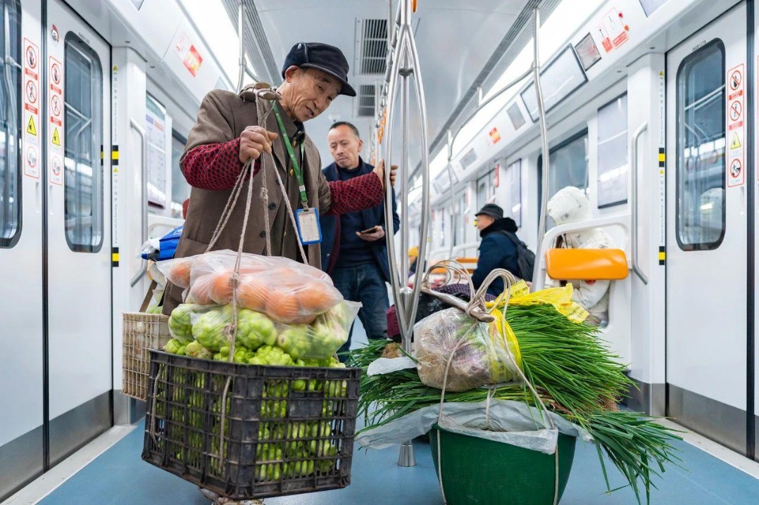 Chongqing subway provides conveniences for local farmers