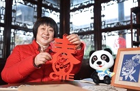 Artist celebrates Chinese New Year with Yangzhou paper-cutting