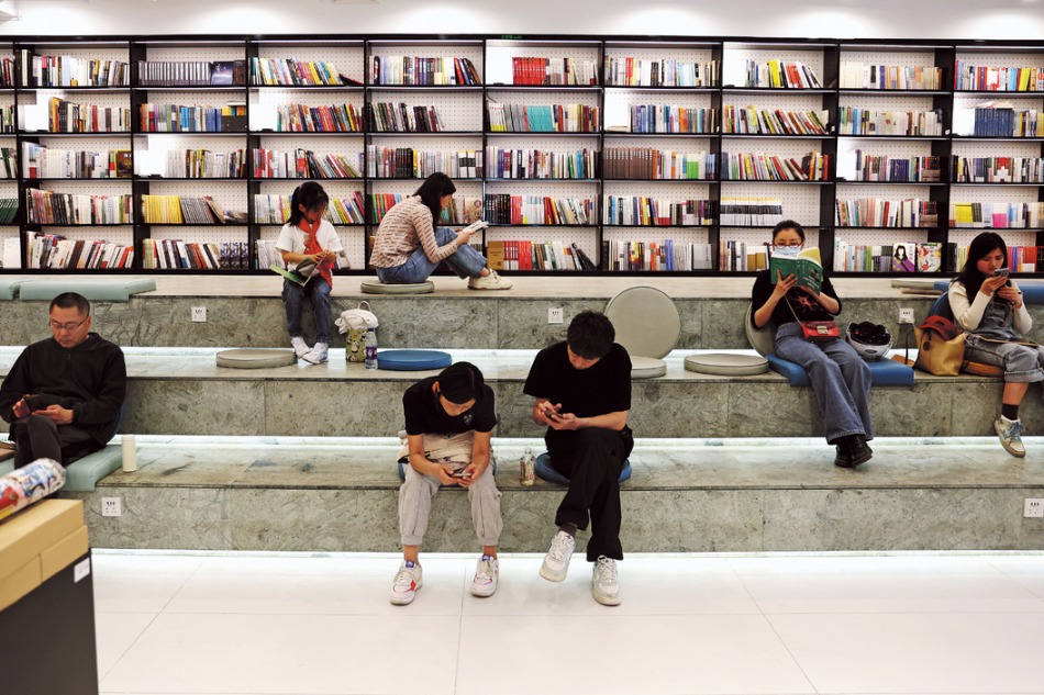 Beijingers unwind in 'hush hour' as community libraries spread