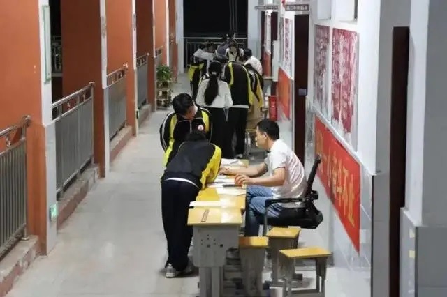 Chongqing teachers offer help in school hallways