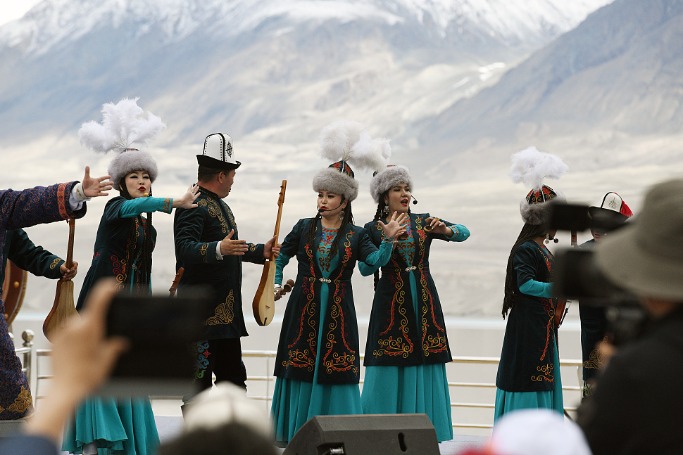 Tourism event features epic performance in Xinjiang
