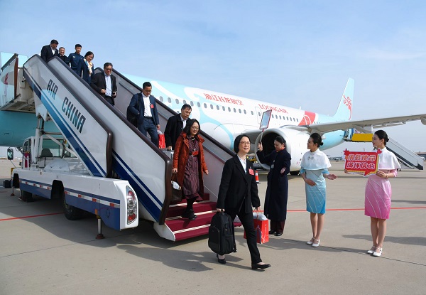 1740997623483065159.jpg 两会.jpg