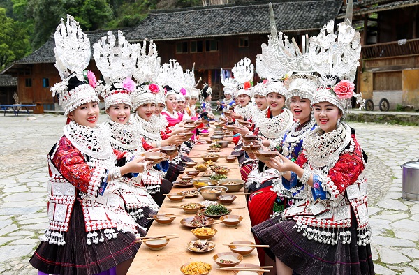 1743131057521006753.jpg 台江苗族姊妹节苗家姊妹干一杯 (张奎 摄).jpg