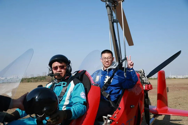 1746605603558048502.jpg 低空飞行_副本.jpg