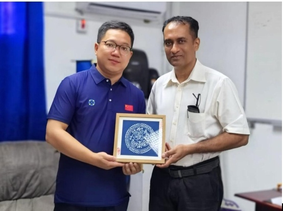 1750224996188002880.jpg 杜伯祥队长向受援国乔治敦公立医院行政办公室大卫·撒马龙博士赠送蓝印花布工艺品.jpg