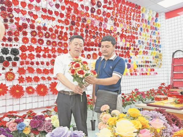 1750407744602025455.jpg 乌兹别克斯坦采购商在义乌市场采购仿真花.jpg