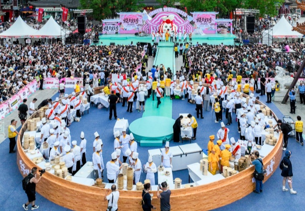 1753243070203070636.jpg 1——2025年7月19日,游客在呼和浩特市玉泉区塞上老街旅游休闲街区参加烧卖美食季活动。丁根厚 摄20250719-DJI_0674(1)_副本.jpg