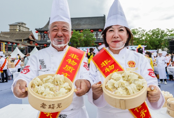 1753243098295023024.jpg 2——2025年7月19日,非遗传承人在呼和浩特烧卖美食季活动现场展示刚刚蒸制熟的烧卖。丁根厚 摄20250719-6D0A0279_副本.jpg