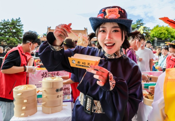 1753243119731047534.jpg 4——2025年7月19日,游客在呼和浩特烧卖美食季活动现场品尝刚刚出笼的烧卖。丁根厚 摄20250719-6D0A0398_副本.jpg