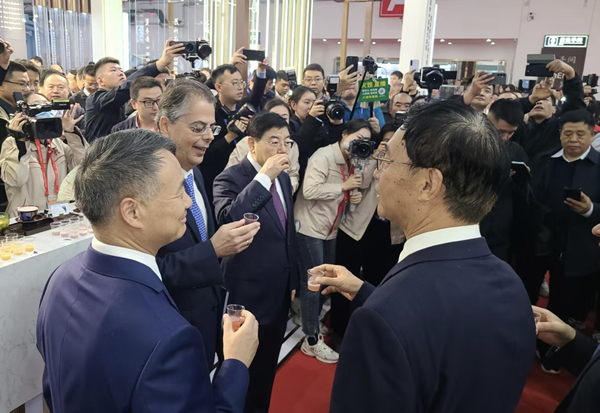 1759989613994098539.jpg 白酒1_副本.jpg