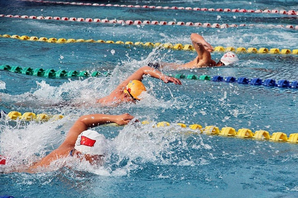 Hohhot holds winter swimming contest