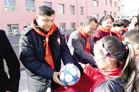 Argentine coach to improve campus soccer in Baotou