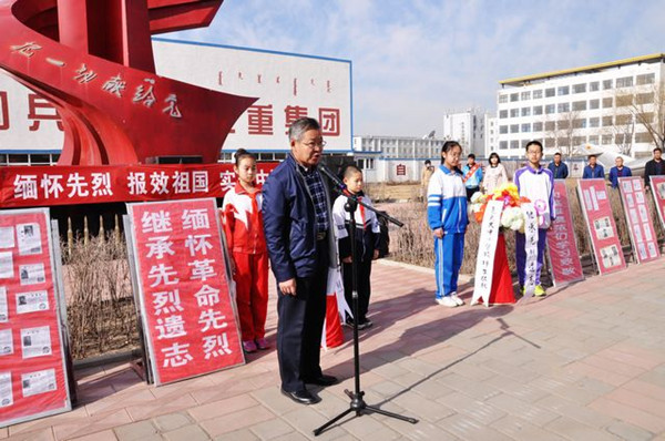 Baotou students honor the dead on Tomb Sweeping Day
