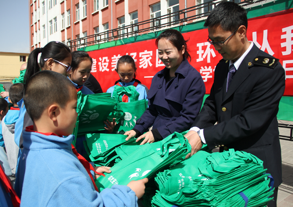 Free reusable bags distributed to mark World Earth Day