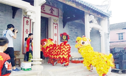 Villagers seek blessings at Tangjia Three Temples