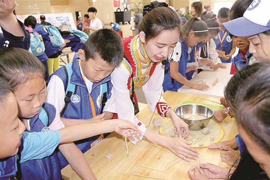 Baotou children learn to make oat noodles