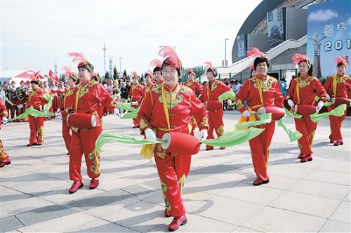 Square dancing entertains Baotou 