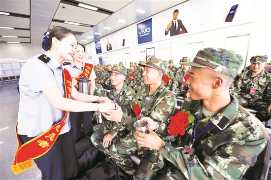 Baotou station supports transport of recruits