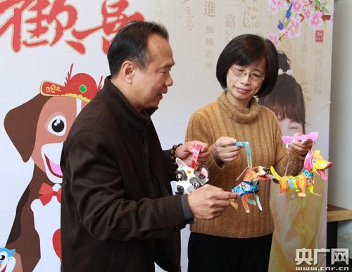 金门县文化局副局长黄雅芬（右一）在展示将于灯会上发放的环保小提灯.jpg