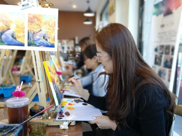 Baotou residents enjoy weekend art classes