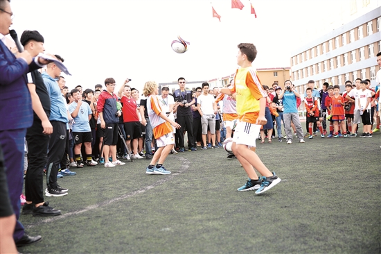 Young Valencia CF players visit Baotou school