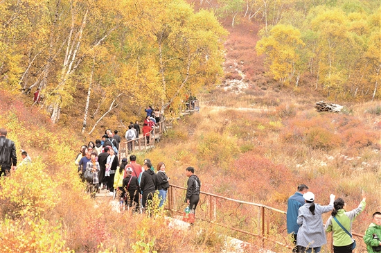 Mountain tour gains popularity in Baotou 