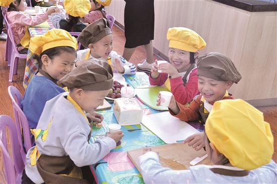 Baotou children learn to bake