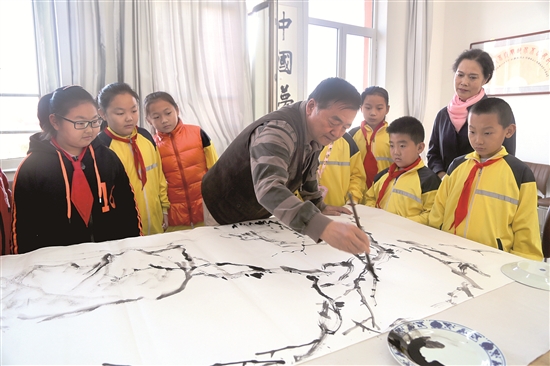 Donghe artists visit Baotou primary school
