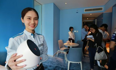 QQ mascots to adorn and serve at Penguin Hotel