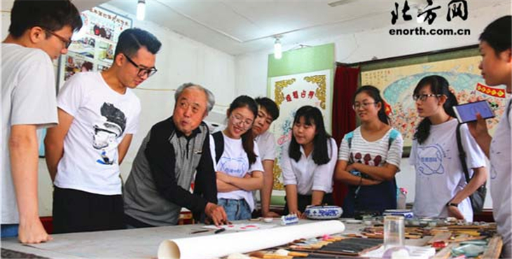 Getting close to intangible heritages with volunteers from Tianjin Normal University