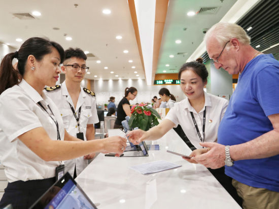 Wenzhou issues its first practicing license to foreign expat.jpg