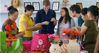 US students learn traditional Chinese straw handicrafts